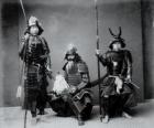 Три подлинных воинов самураев, с броней, кабуто шлем и вооруженных